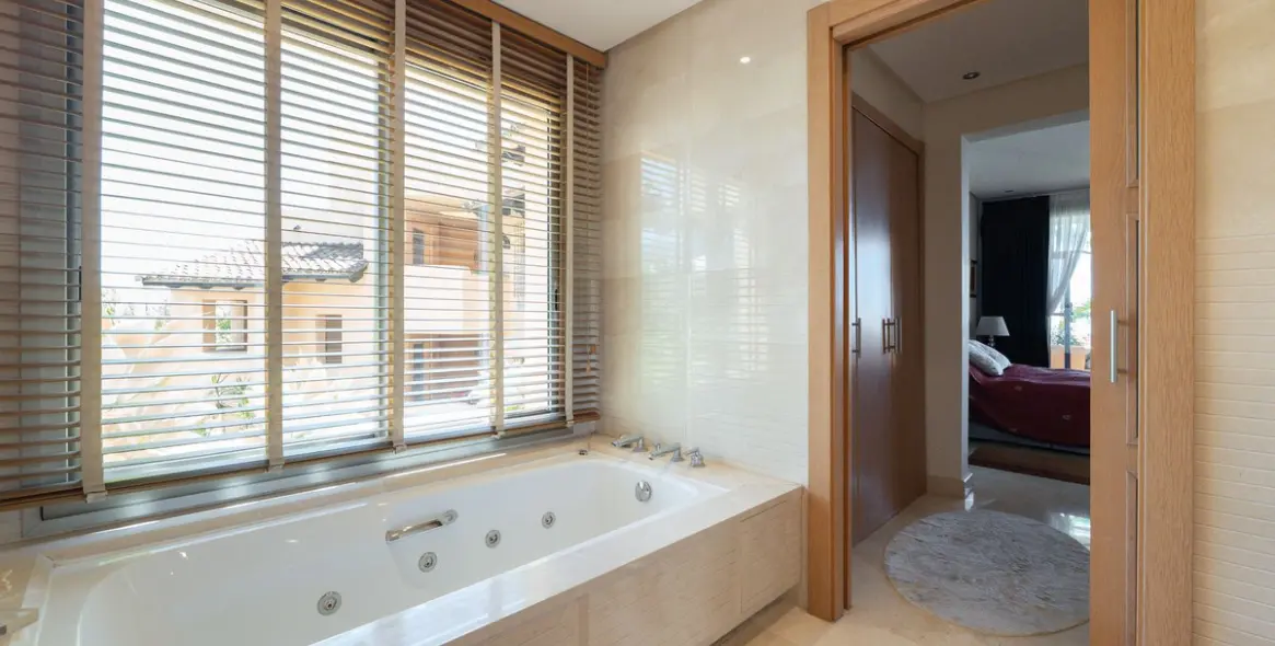 Venta de apartamento en planta media en Marbella 18