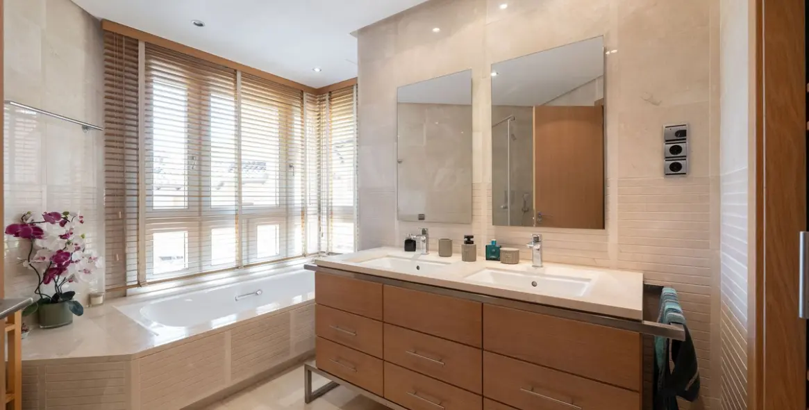 Venta de apartamento en planta media en Marbella 20