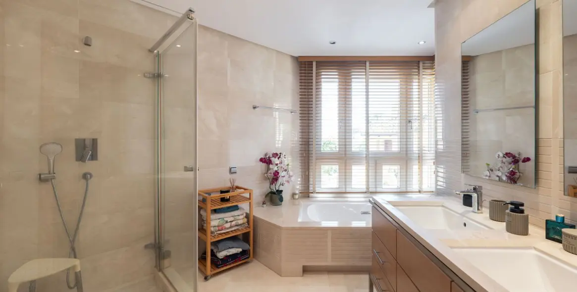 Venta de apartamento en planta media en Marbella 21