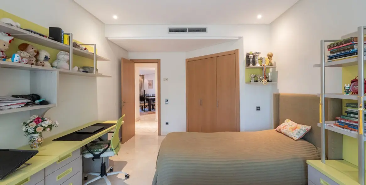 Venta de apartamento en planta media en Marbella 23