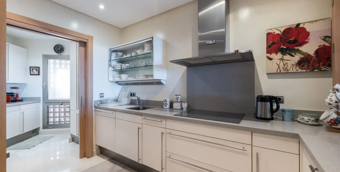 Venta de apartamento en planta media en Marbella 29