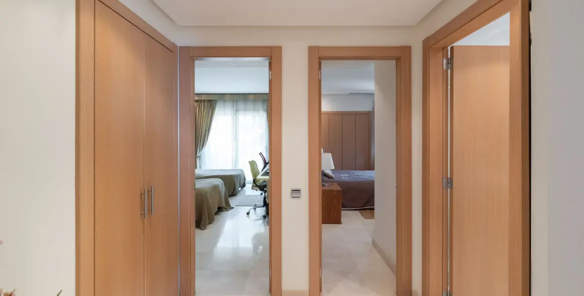 Venta de apartamento en planta media en Marbella 30