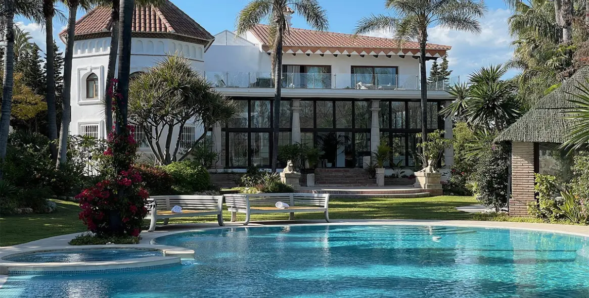 Venta de villa independiente en Nueva Andalucía 1