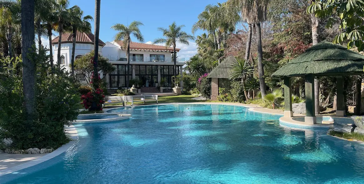 Venta de villa independiente en Nueva Andalucía 10