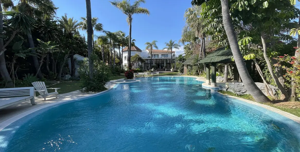 Venta de villa independiente en Nueva Andalucía 11