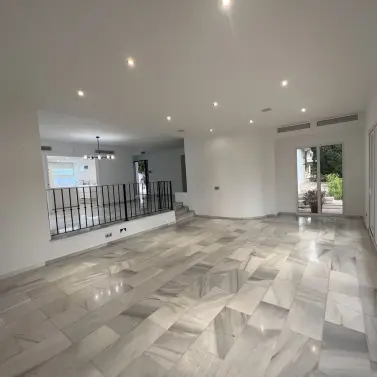 Venta de villa independiente en Nueva Andalucía