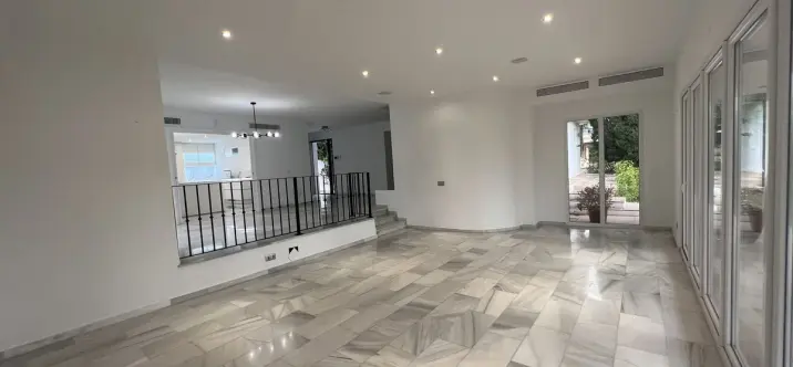 Venta de villa independiente en Nueva Andalucía 1
