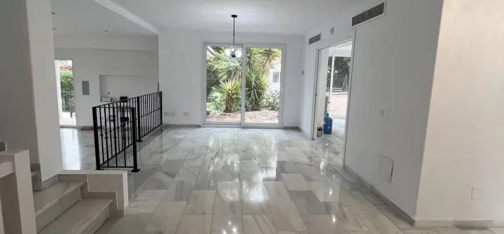 Venta de villa independiente en Nueva Andalucía 2