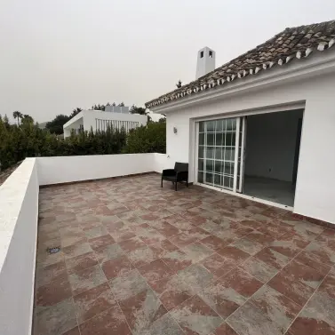 Venta de villa independiente en Nueva Andalucía