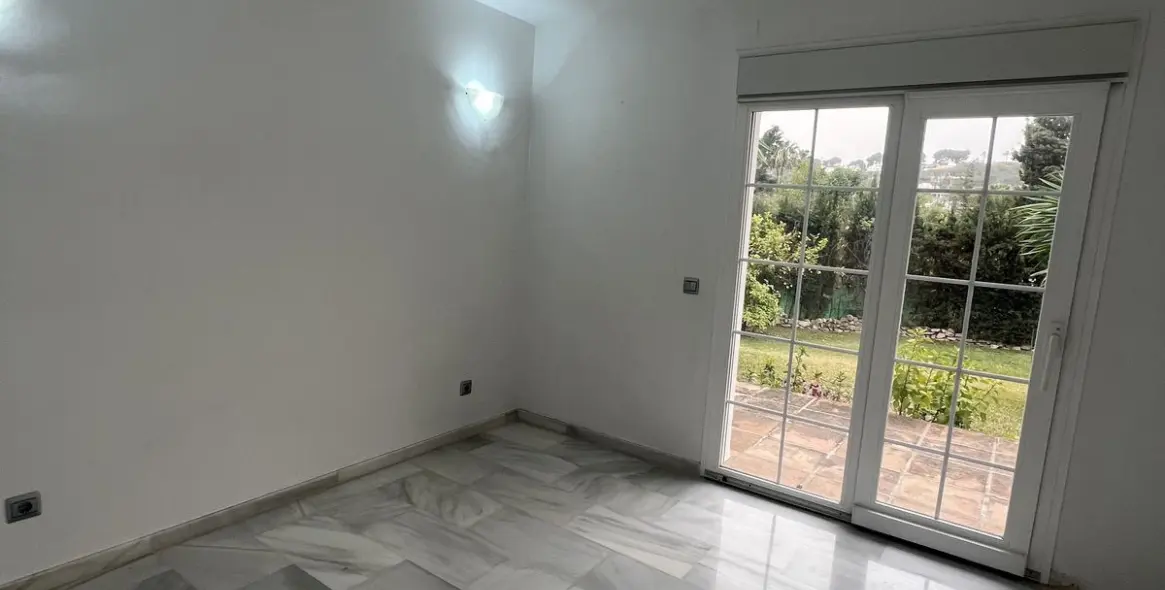 Venta de villa independiente en Nueva Andalucía 6