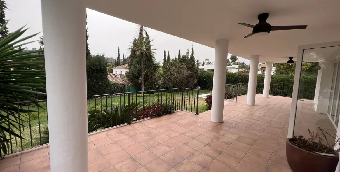 Venta de villa independiente en Nueva Andalucía 15