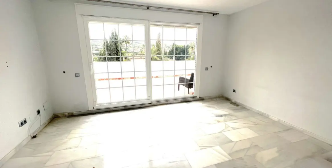 Venta de villa independiente en Nueva Andalucía 31