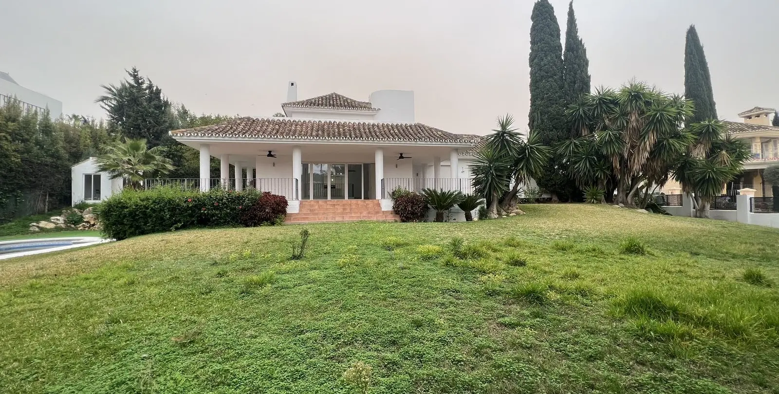 Venta de villa independiente en Nueva Andalucía 1