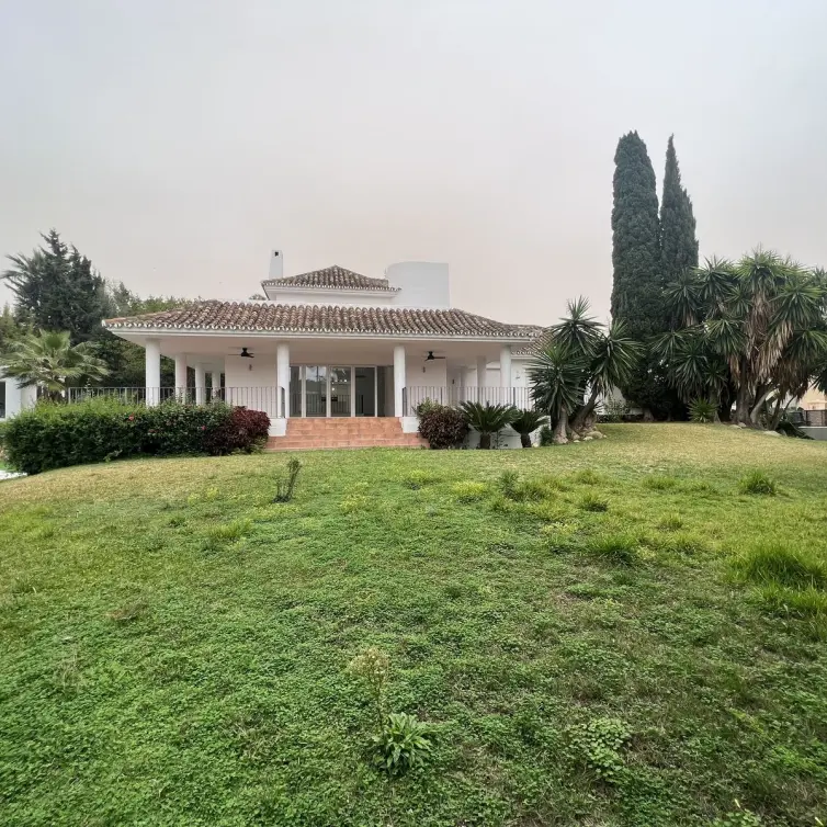 Sale of detached villa in Nueva Andalucía