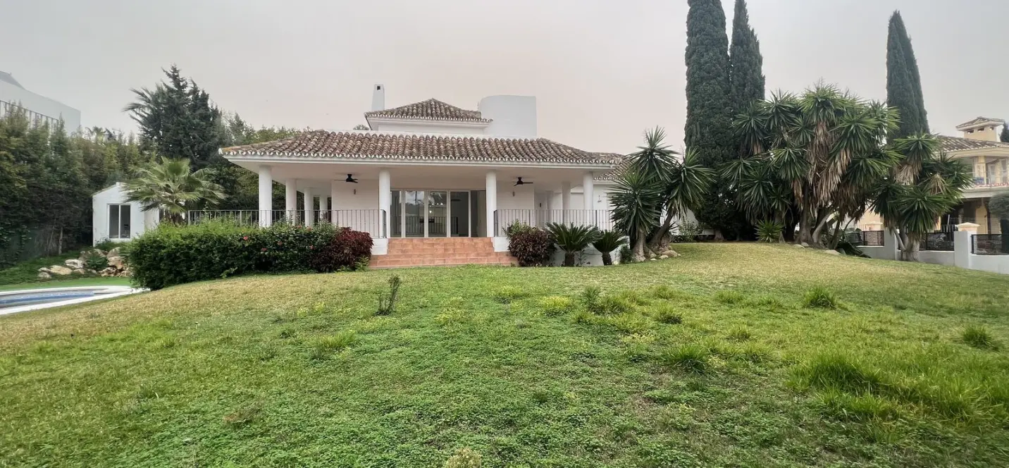 Sale of detached villa in Nueva Andalucía 0