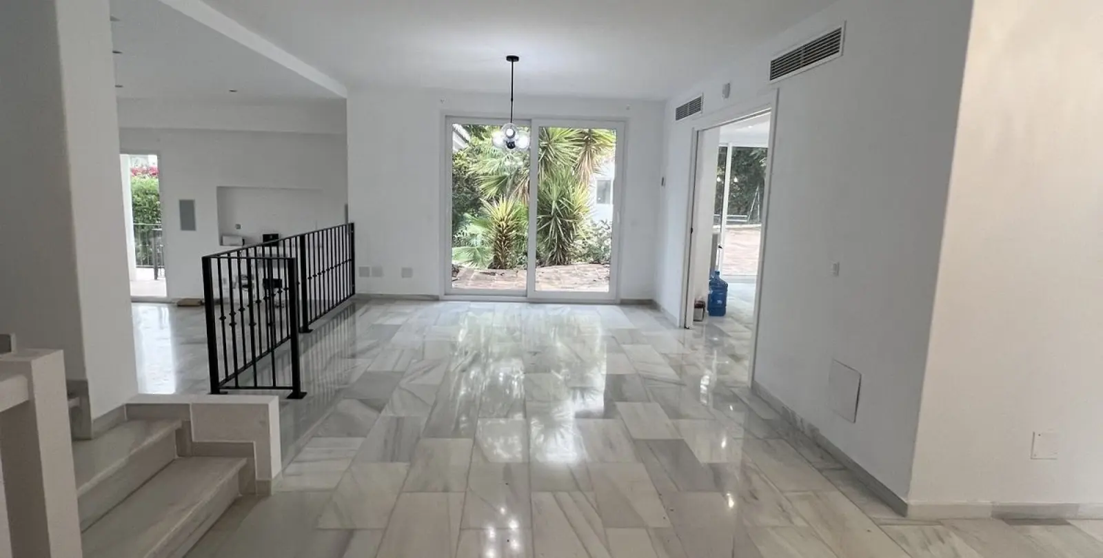 Venta de villa independiente en Nueva Andalucía 3