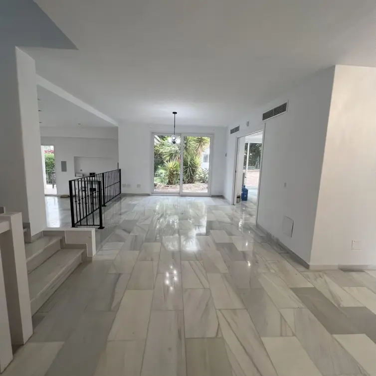 Sale of detached villa in Nueva Andalucía