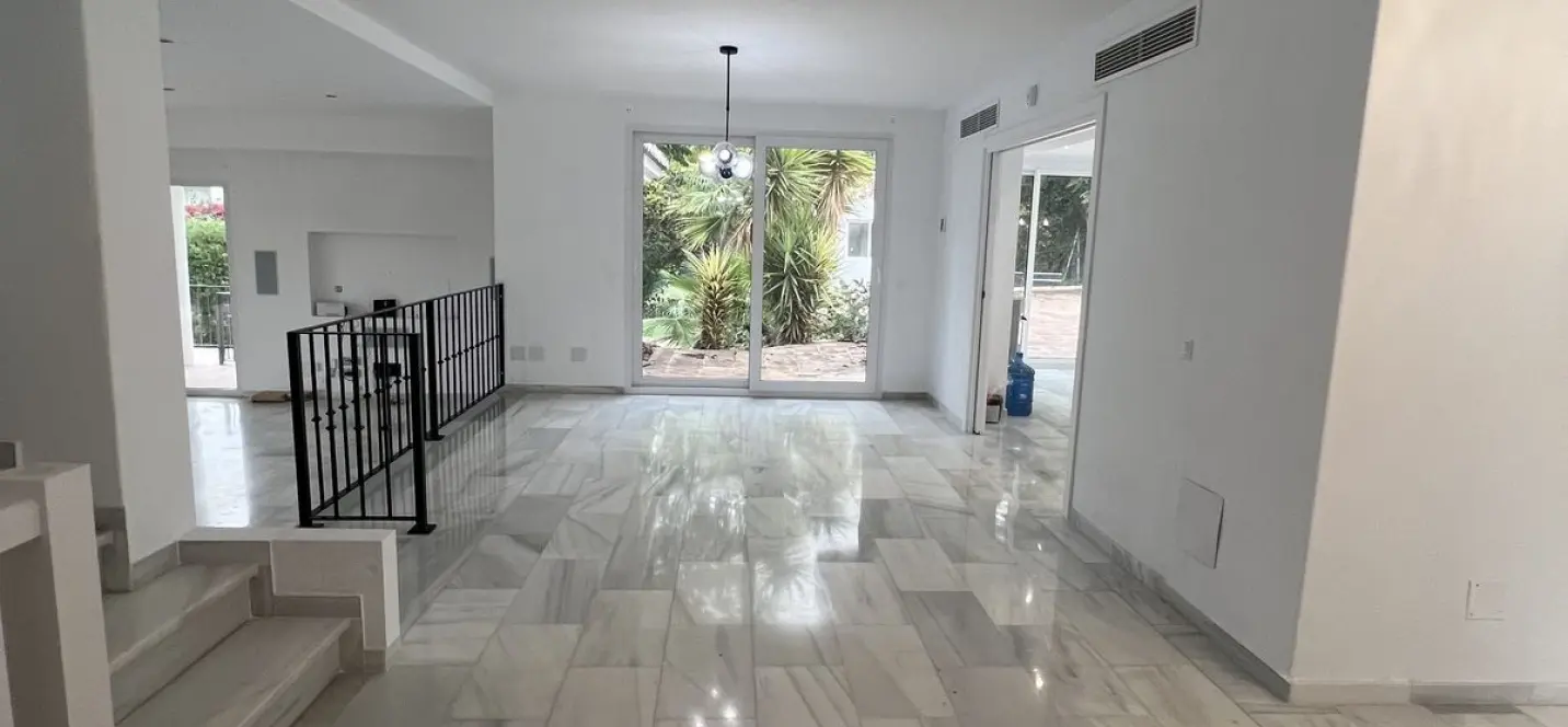 Sale of detached villa in Nueva Andalucía 2