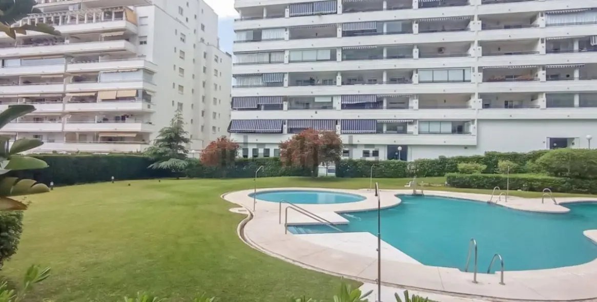 Alquiler a largo plazo de apartamento en planta media en Marbella 1