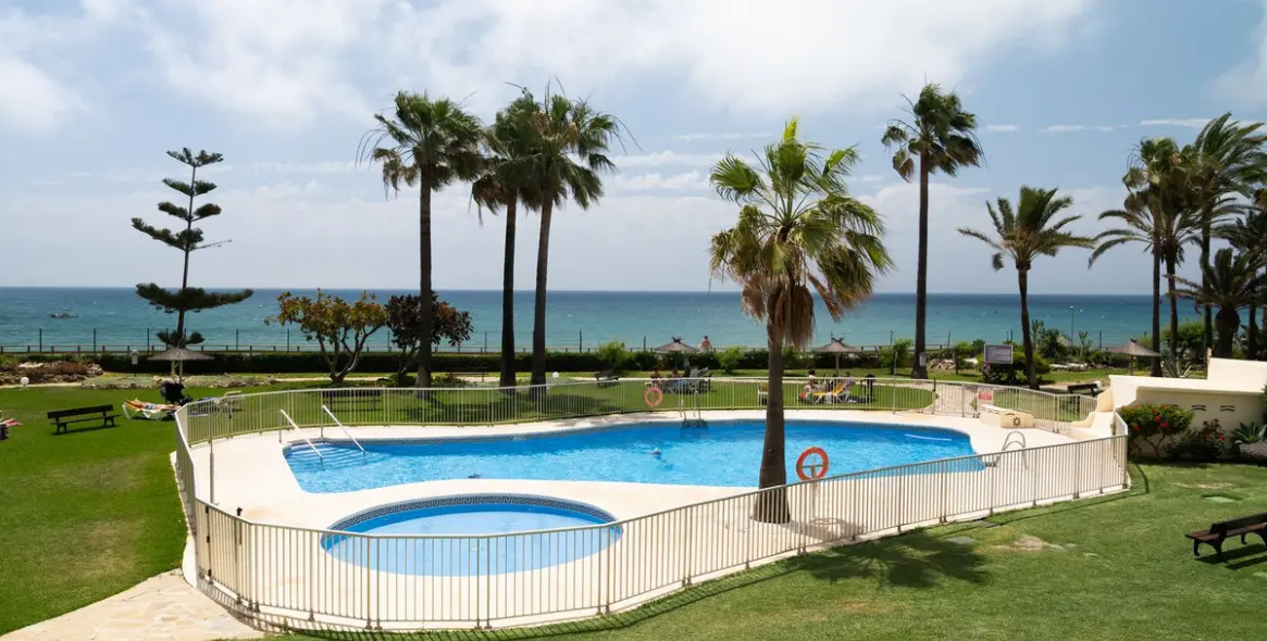 Venta de apartamento en planta media en La Cala de Mijas 1
