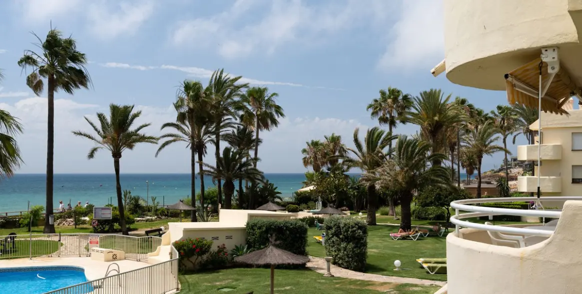 Venta de apartamento en planta media en La Cala de Mijas 2