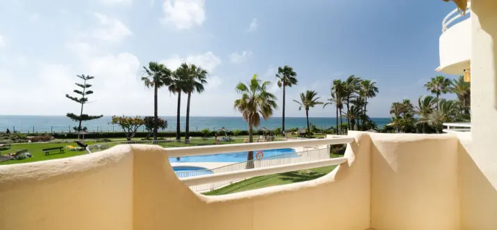 Venta de apartamento en planta media en La Cala de Mijas 2