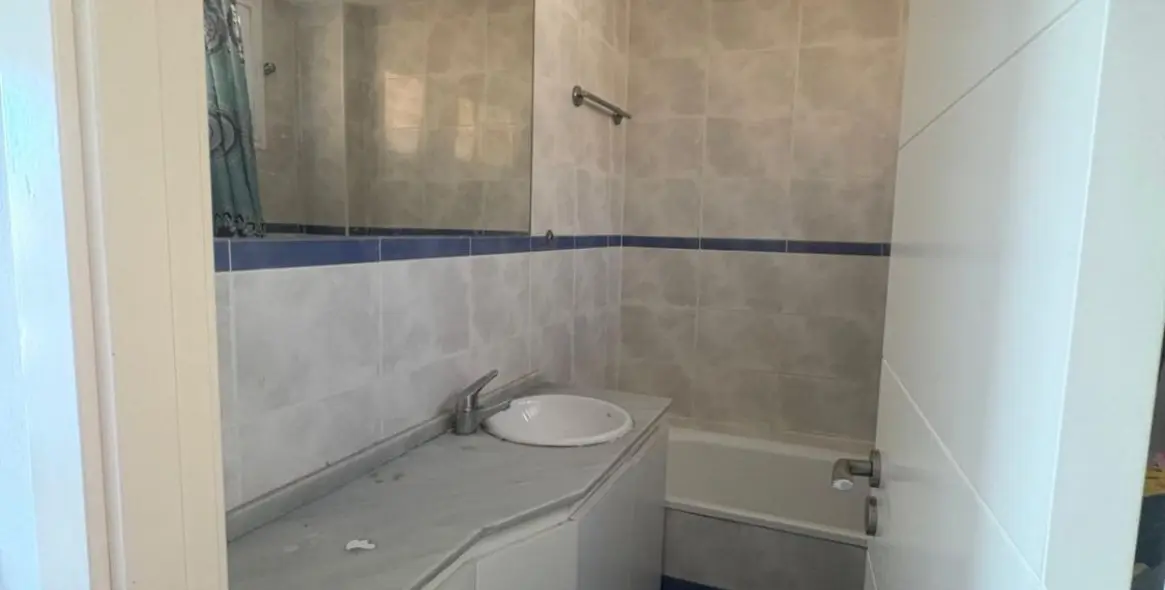 Venta de casa pareada en Las Lagunas 12