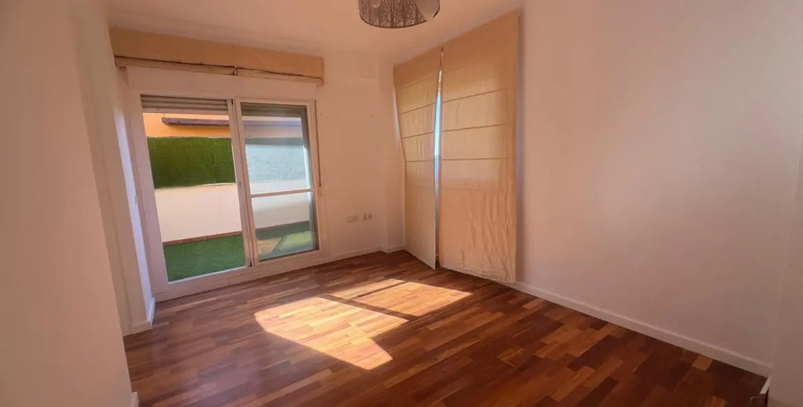 Venta de casa pareada en Las Lagunas 16
