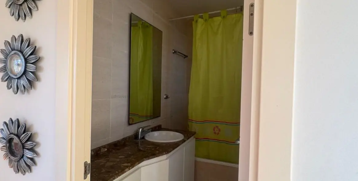 Venta de casa pareada en Las Lagunas 18