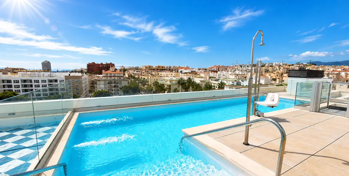 Venta de apartamento en planta media en Estepona 1