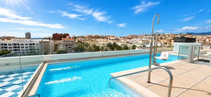 Venta de apartamento en planta media en Estepona 0