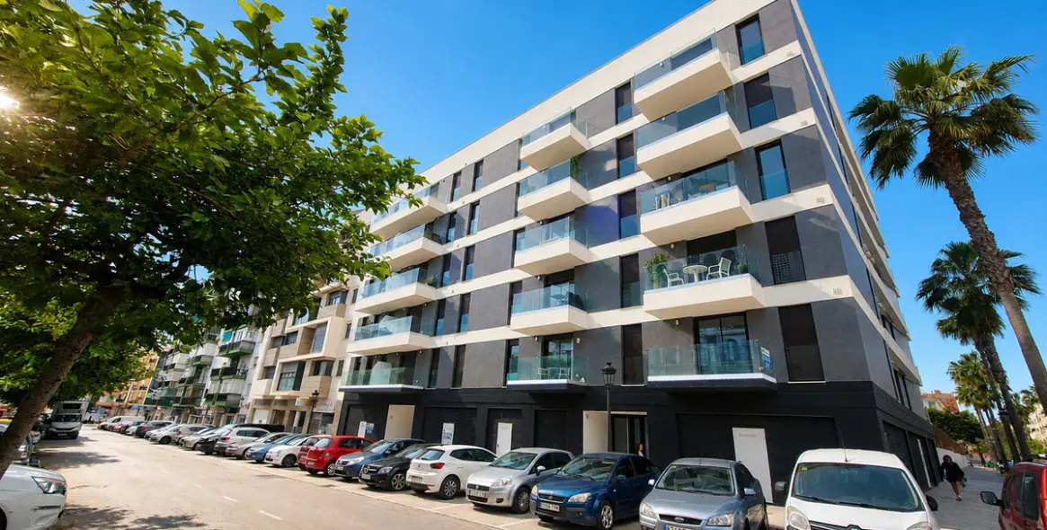 Venta de apartamento en planta media en Estepona 2