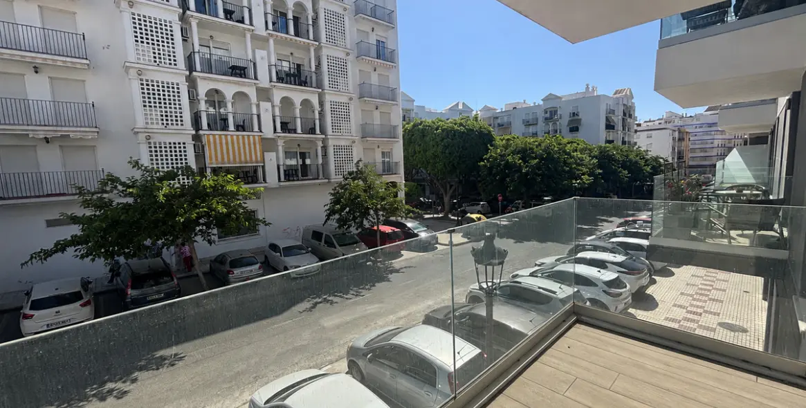 Venta de apartamento en planta media en Estepona 3