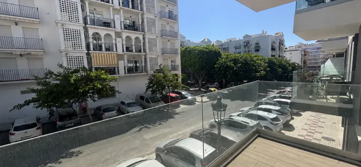 Venta de apartamento en planta media en Estepona 2