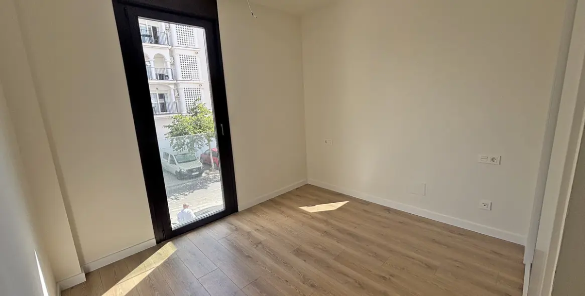 Venta de apartamento en planta media en Estepona 10