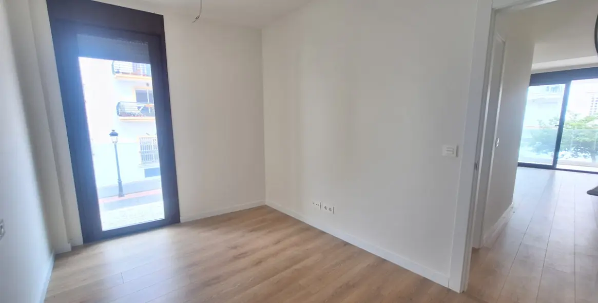 Venta de apartamento en planta media en Estepona 15