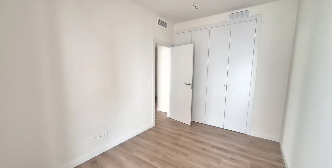 Venta de apartamento en planta media en Estepona 16