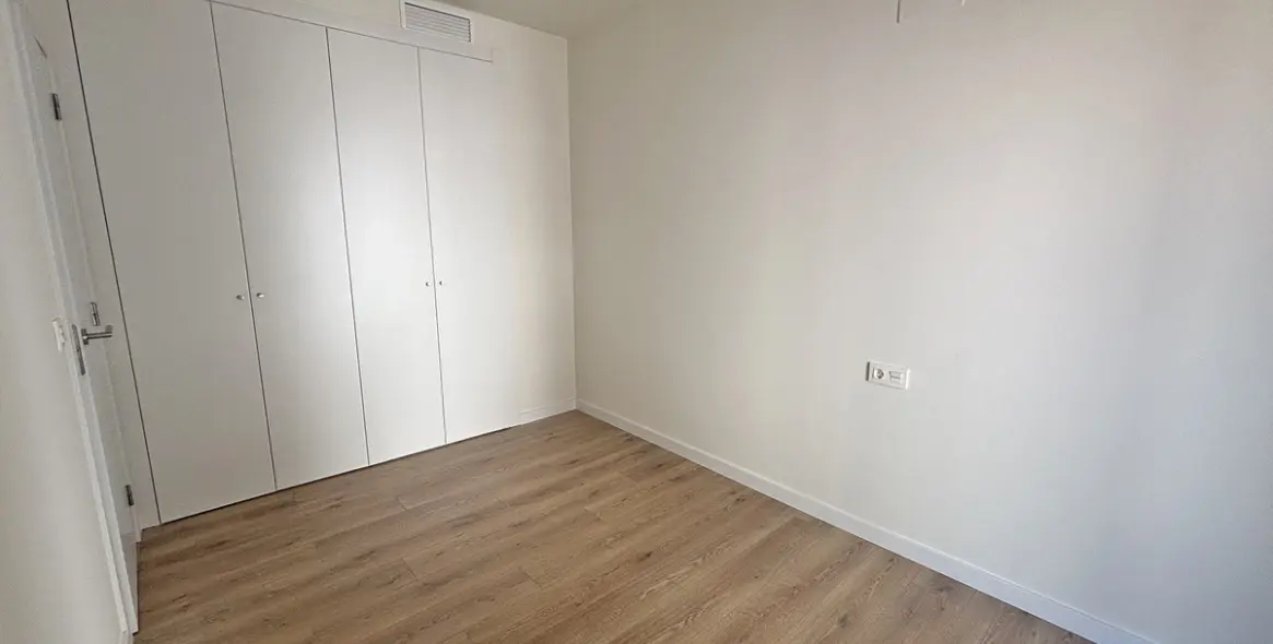 Venta de apartamento en planta media en Estepona 17