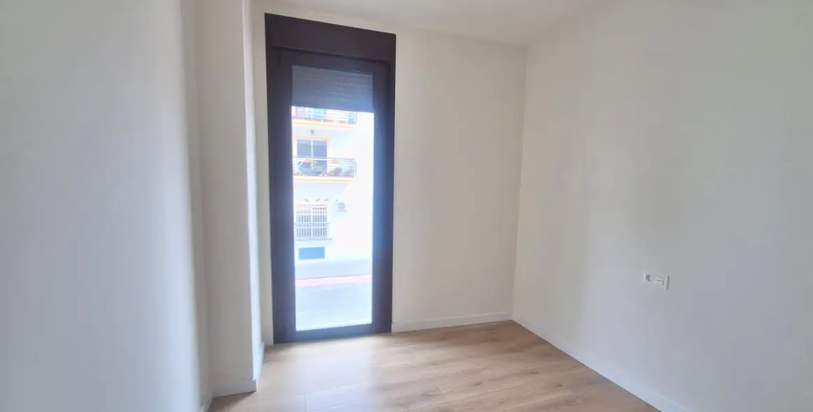 Venta de apartamento en planta media en Estepona 18