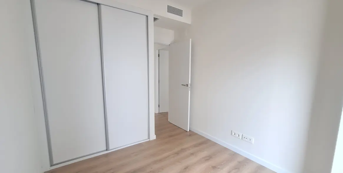 Venta de apartamento en planta media en Estepona 19