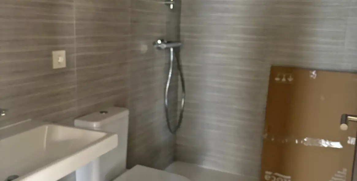 Venta de apartamento en planta media en Estepona 22