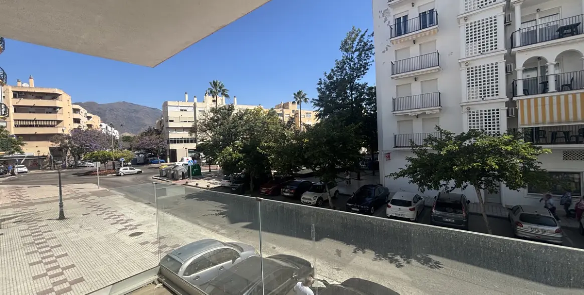 Venta de apartamento en planta media en Estepona 24