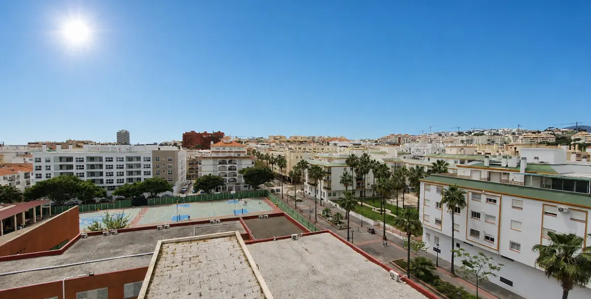 Venta de apartamento en planta media en Estepona 25