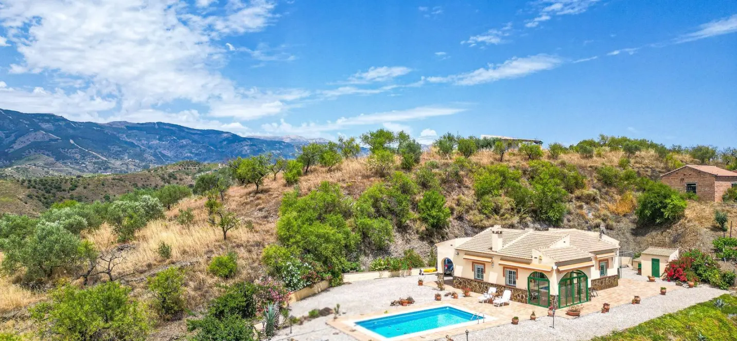 Sale of detached villa in Arenas 1
