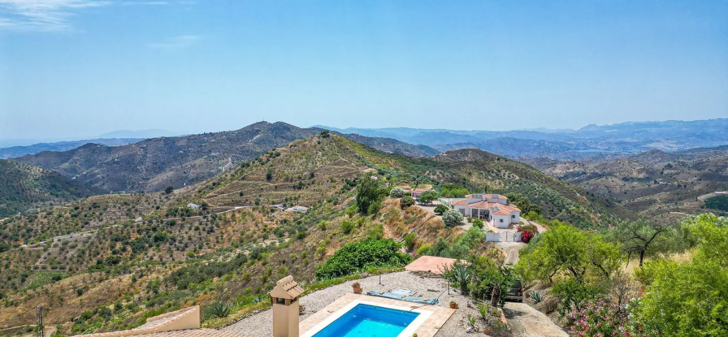 Sale of detached villa in Arenas 2