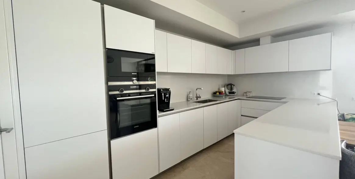 Alquiler a largo plazo de apartamento en planta media en Marbella 2