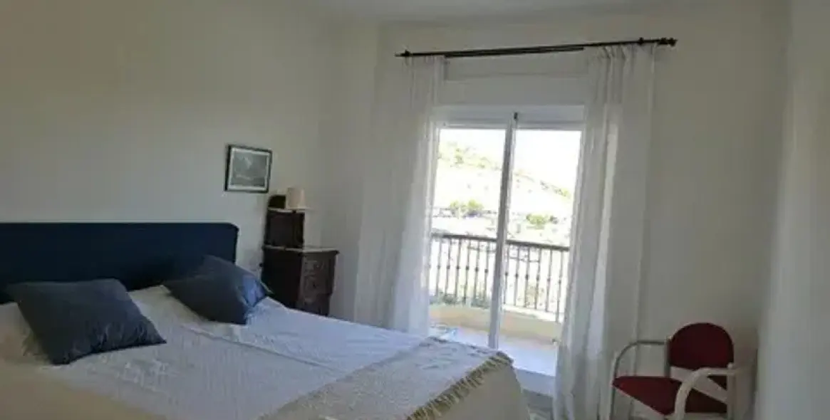 Sale of middle floor apartment in Mijas Costa 10