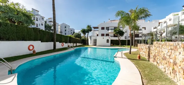 Venta de apartamento en planta baja en Estepona 1