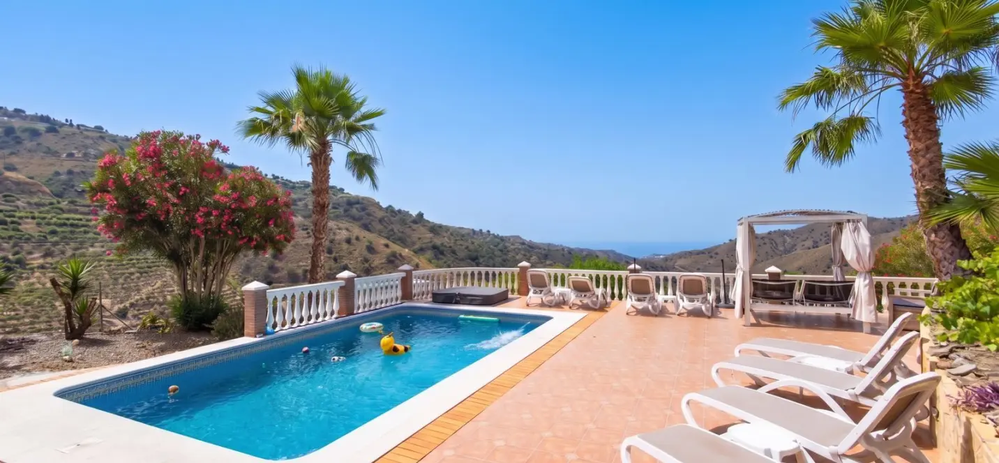 Sale of detached villa in Sayalonga 0