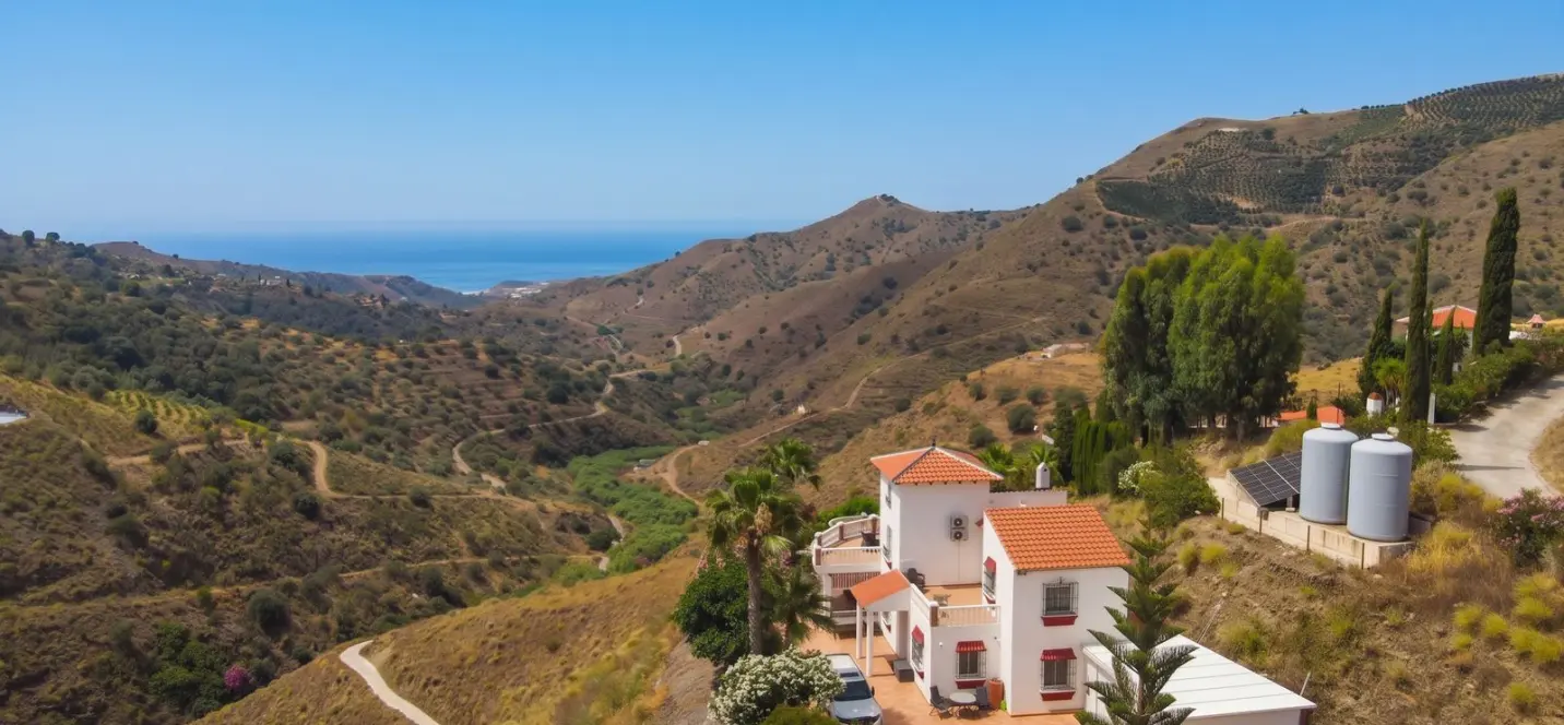 Sale of detached villa in Sayalonga 1